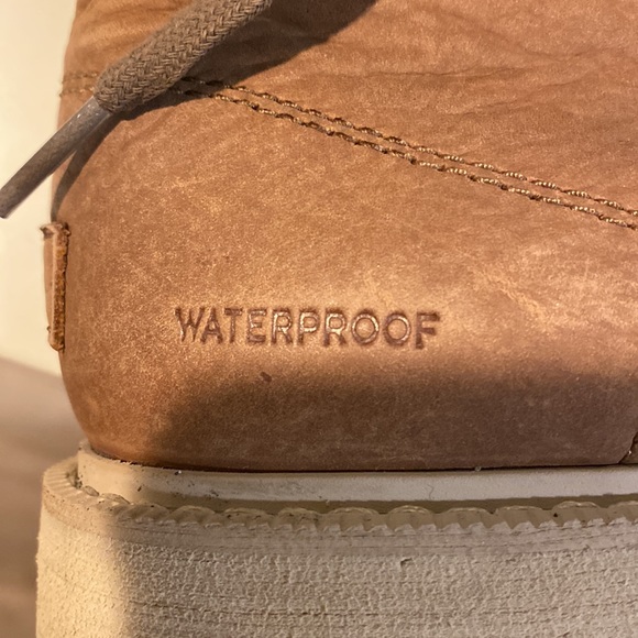 Sorel waterproof boots NOTE: size 8 - Picture 9 of 11